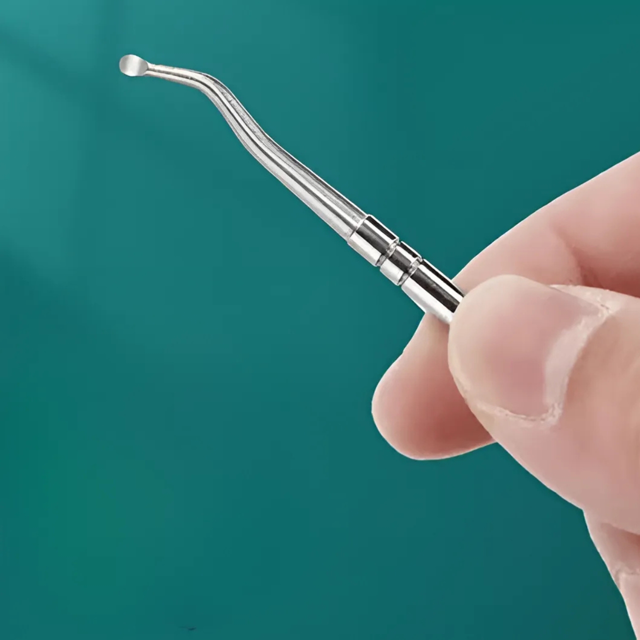 Pe lângă unghiere, primiți un instrument pentru a curăța murdăria și o pilă pentru a modela unghiile și a crea o curbură frumoasă.