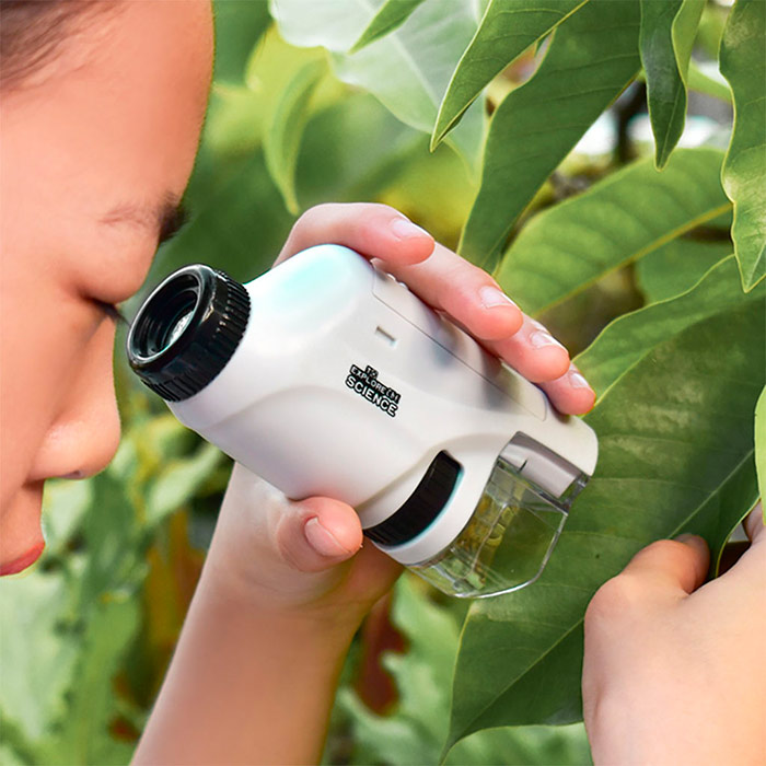 Încurajează-ți copilul să petreacă timp de calitate în natură - cu un microscop pentru bebeluși, copilul tău poate explora compoziția frunzelor, arborilor, florilor și altor plante și obiecte din diferite materiale!