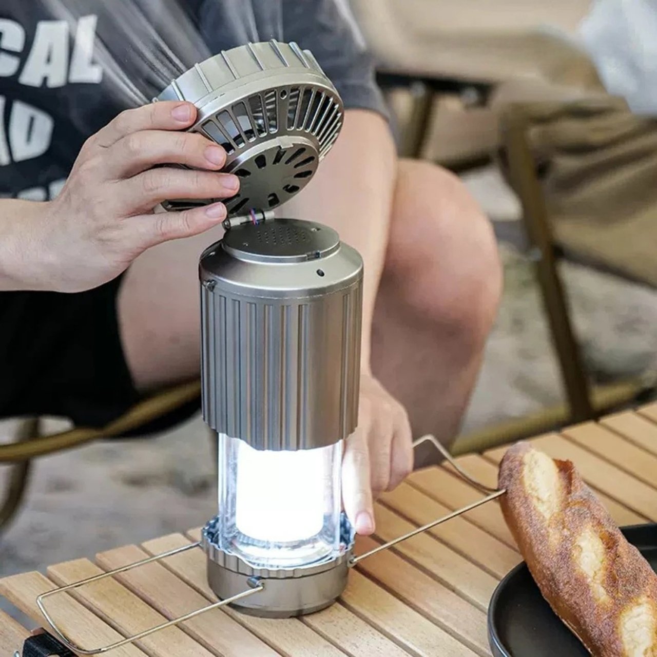 Alegerea perfectă pentru camping, pescuit, excursii sau relaxare pe terasă seara.