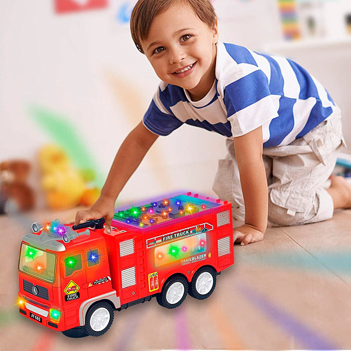 Camionul se grăbește prin zonă la sunetul sirenelor și al luminilor și își schimbă direcția dacă lovește un obstacol.