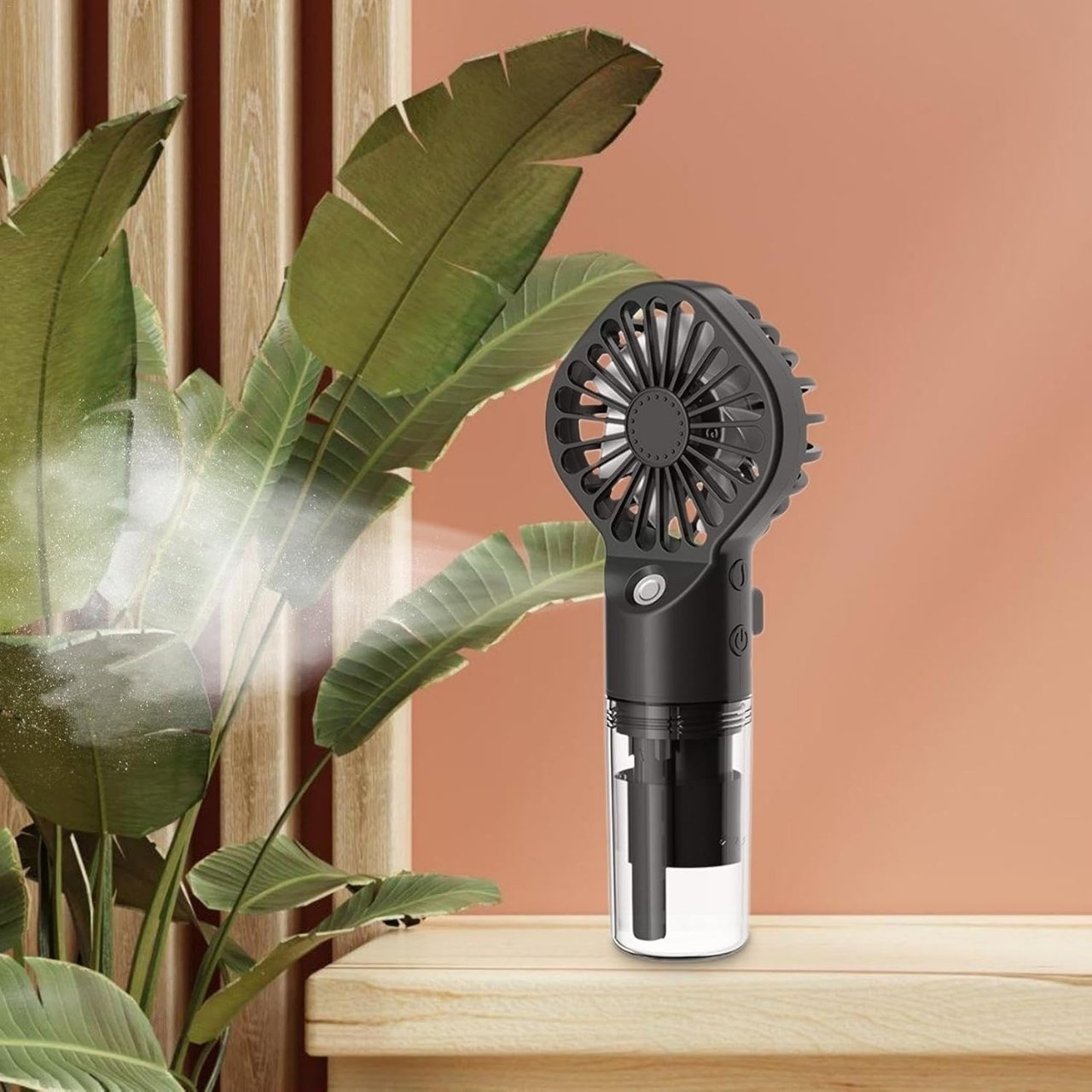 Răcorește și hidratează într-un singur pas - prin pulverizarea unei fine ceți de apă, ventilatorul nu doar că răcorește, ci și hidratează pielea, perfect pentru zilele calde și uscate.
