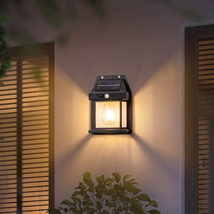 Senzor de miscare incorporat pentru a porni/opri automat luminile atunci cand se detecteaza miscare.