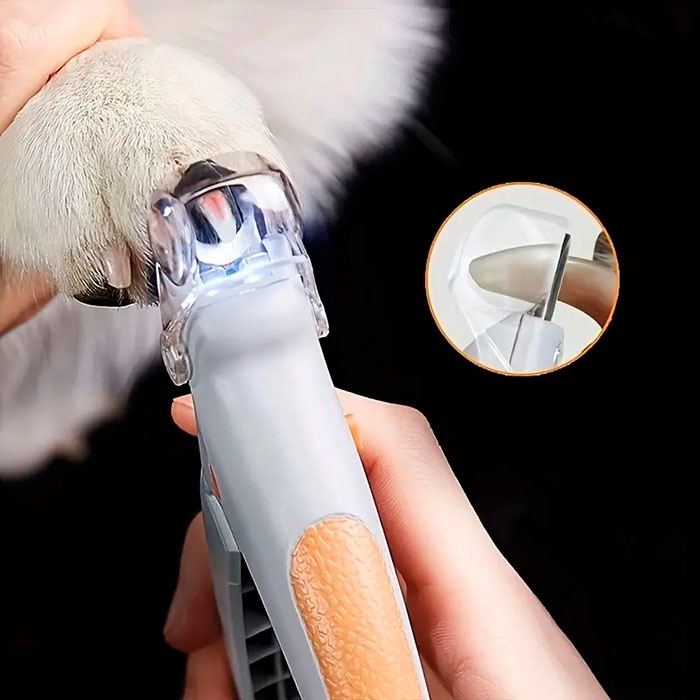 PawGloTrim asigură îngrijirea sigură și delicată a ghearelor pisicilor și câinilor, datorită cleștelui ascuțit și luminii LED integrate.
