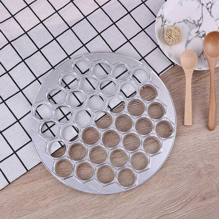 Cu modelul pentru paste de casă, puteți face până la 37 de ravioli simultan!