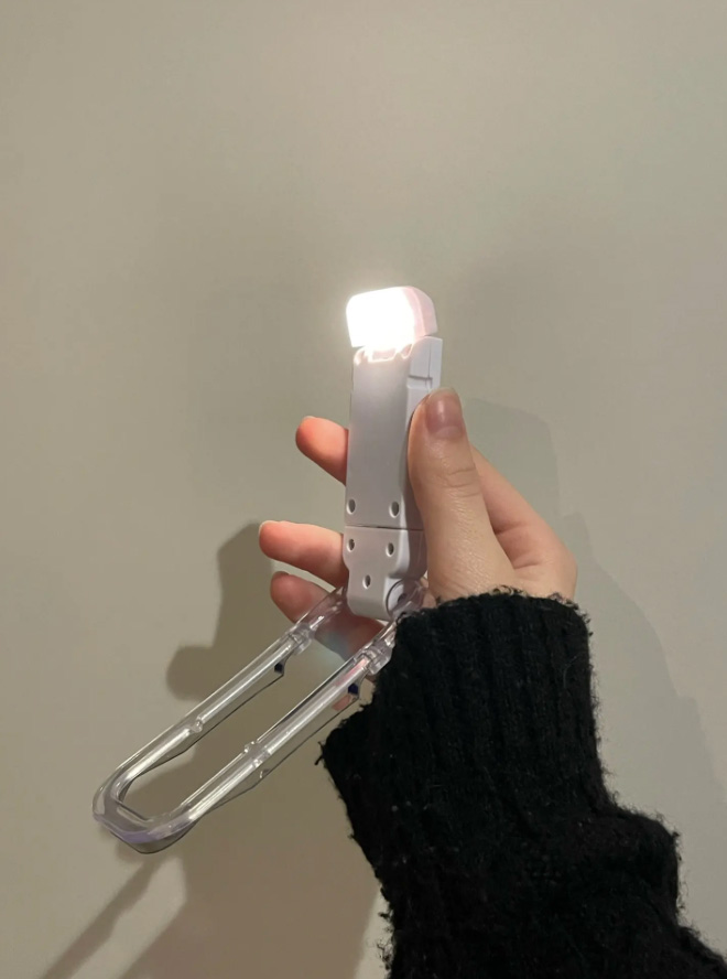 ReadLed, o mini lampă LED care poate fi montată pe o carte - Image 9