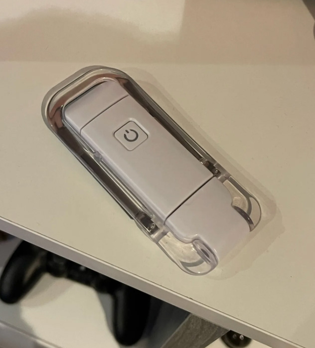 ReadLed, o mini lampă LED care poate fi montată pe o carte - Image 10