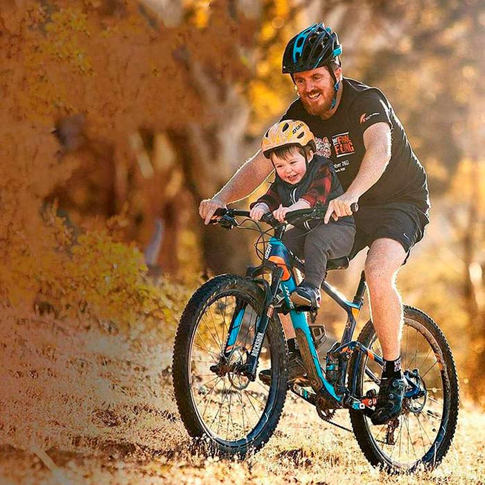 Scaunul de bicicletă pentru copii are de asemenea un spătar și suporturi pentru picioare pentru o plimbare mai confortabilă!