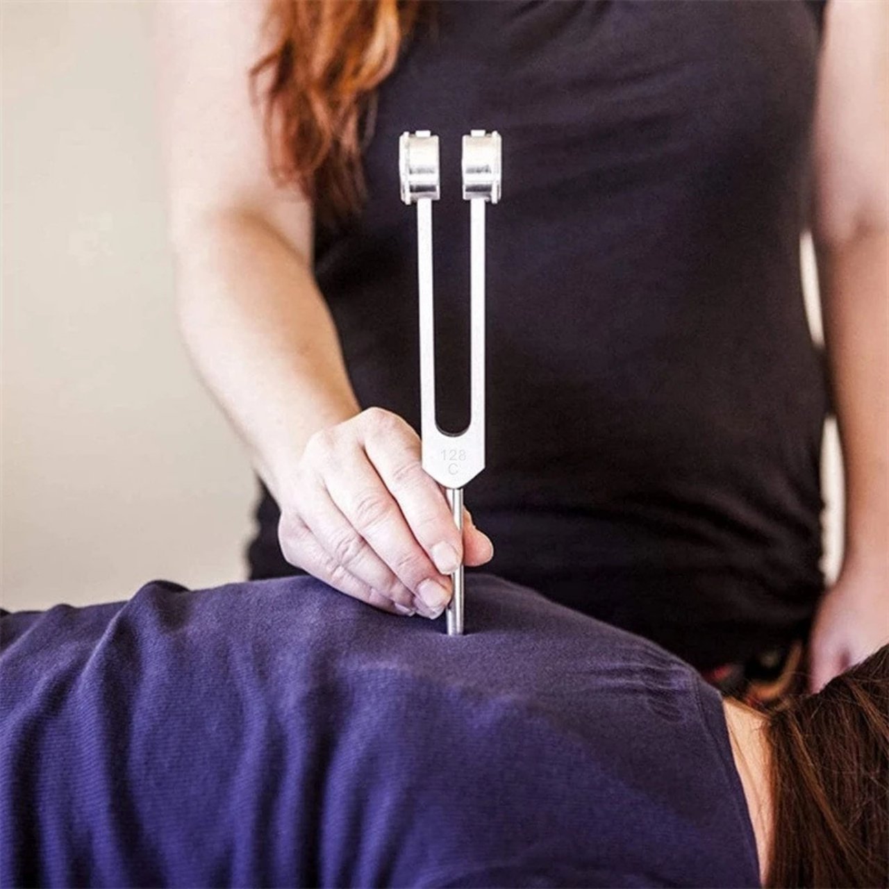 Frecvența de 128 Hz este cunoscută pentru eficiența sa în ancorare, relaxare și efect terapeutic asupra corpului și minții.