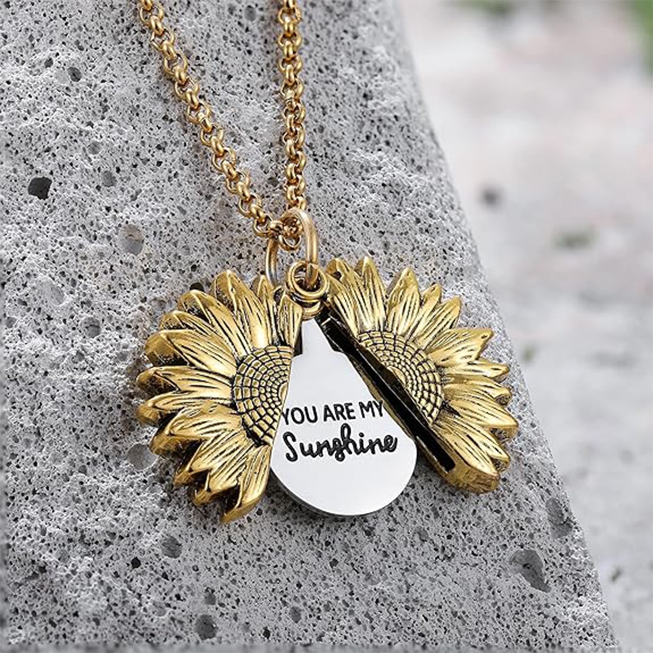 Motiv drăguț de floarea-soarelui și inscripție în engleză "You are my sunshine".